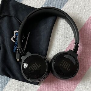 JBL Black Wireless Noise Cancelling Headphones